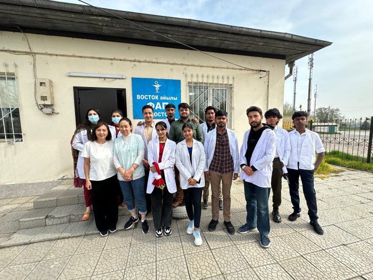 An introductory tour for first-year students at the Paramedic-obstetric center