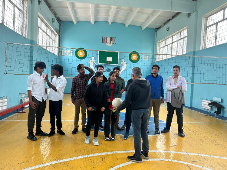 An introductory tour for first-year students at the Paramedic-obstetric center